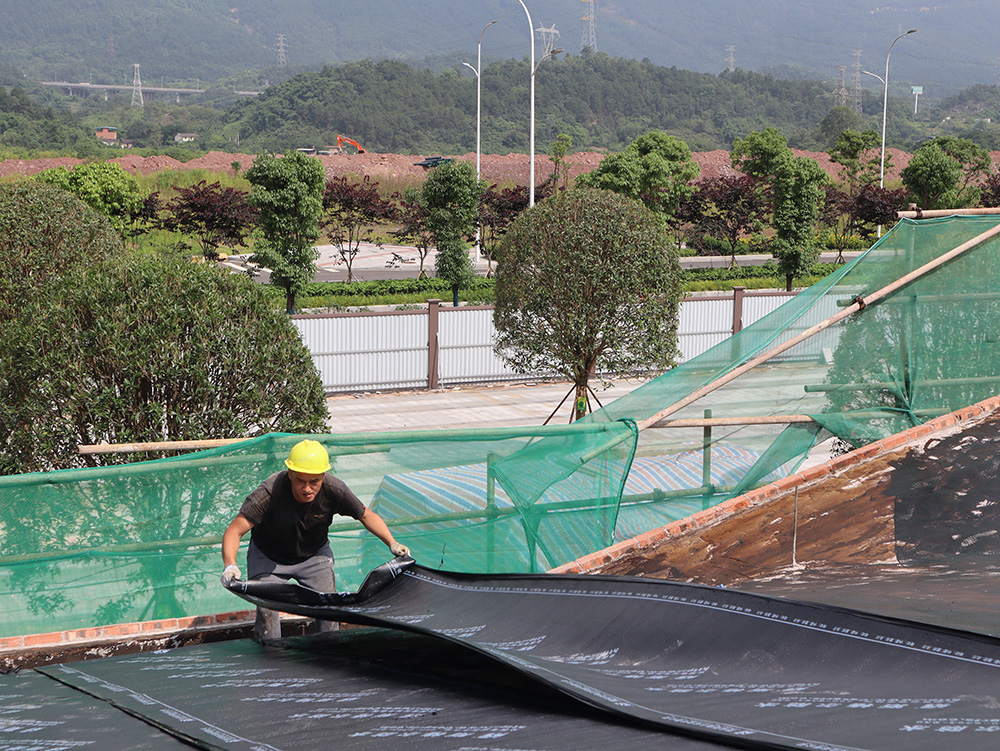 斯格尔防水案例-石坪体育公园斜屋面防水施工现场