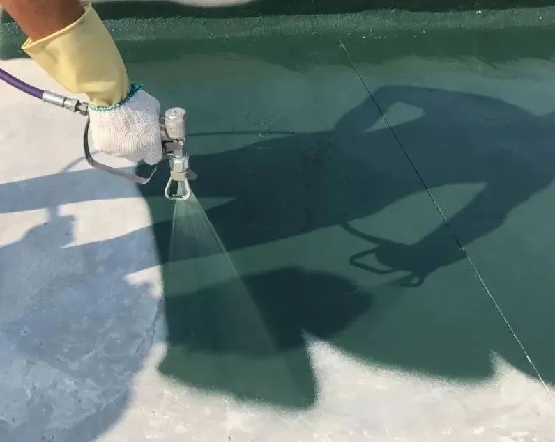 聚氨酯防水涂料的施工方式是喷涂好还是刮涂好？